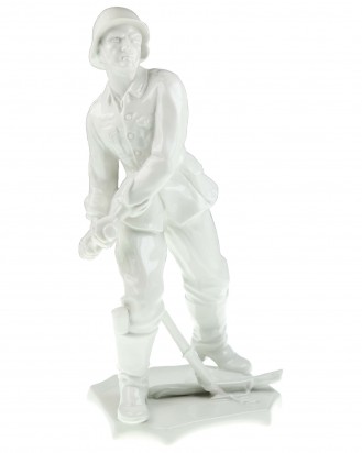 © DGDE GmbH - Фарфоровая статуэтка немецкого солдата с гранатой - Карл Энс Фарфор