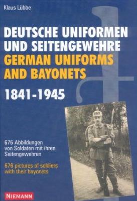 Deutsche Uniformen und Seitengewehre