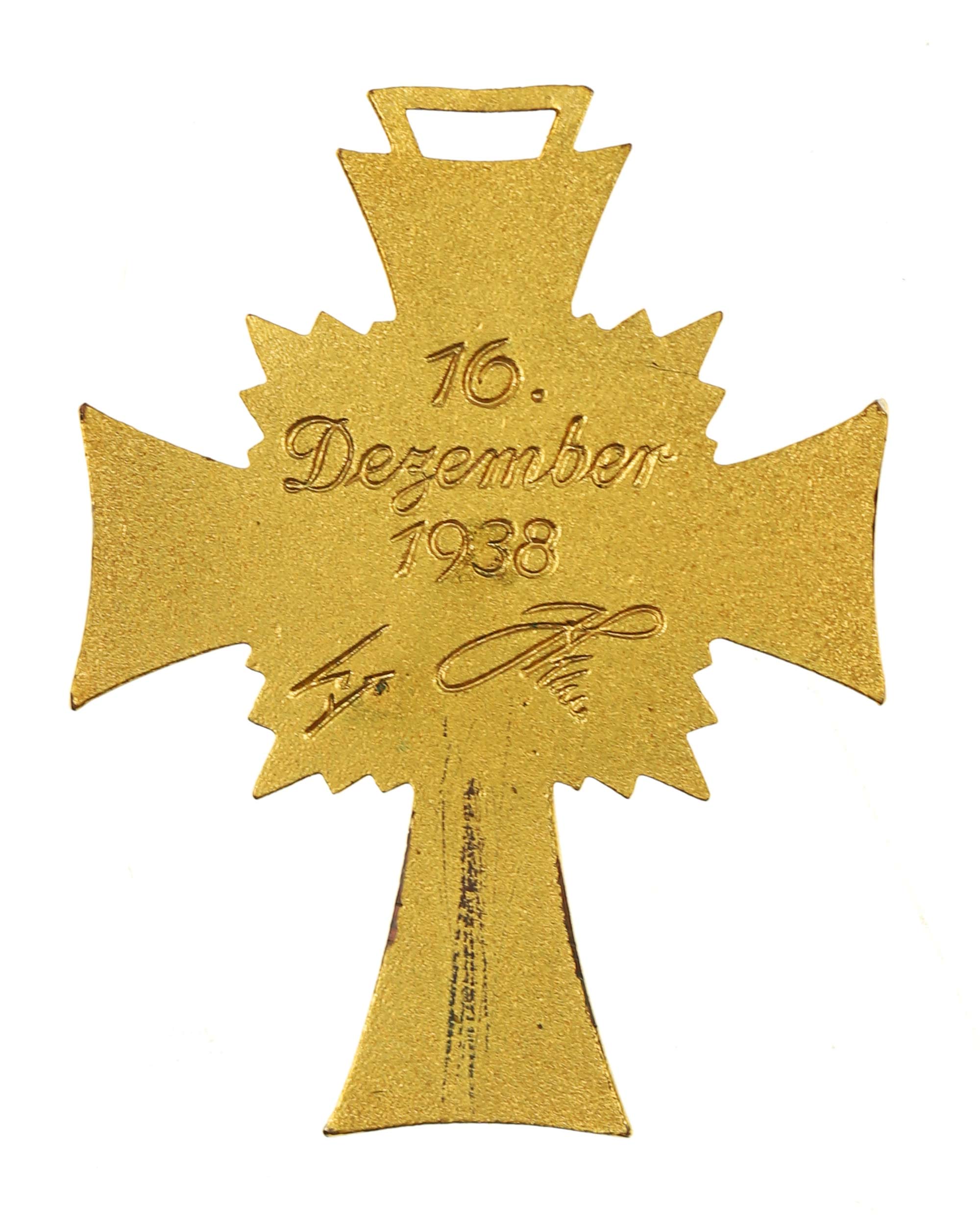 Почётный крест немецкой матери золото – оборотная сторона с надписями 16. Dezember 1938 и Adolf Hitler