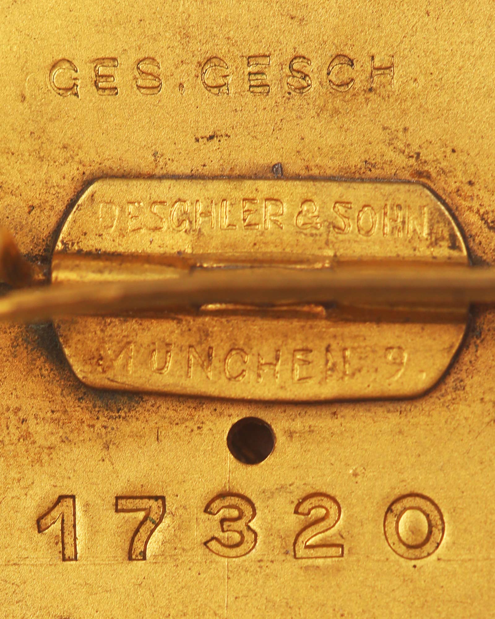 Goldenes Ehrenzeichen der NSDAP Nr. 17320 Georg Meisel – Rückseite Deschler & Sohn München – DG.de
