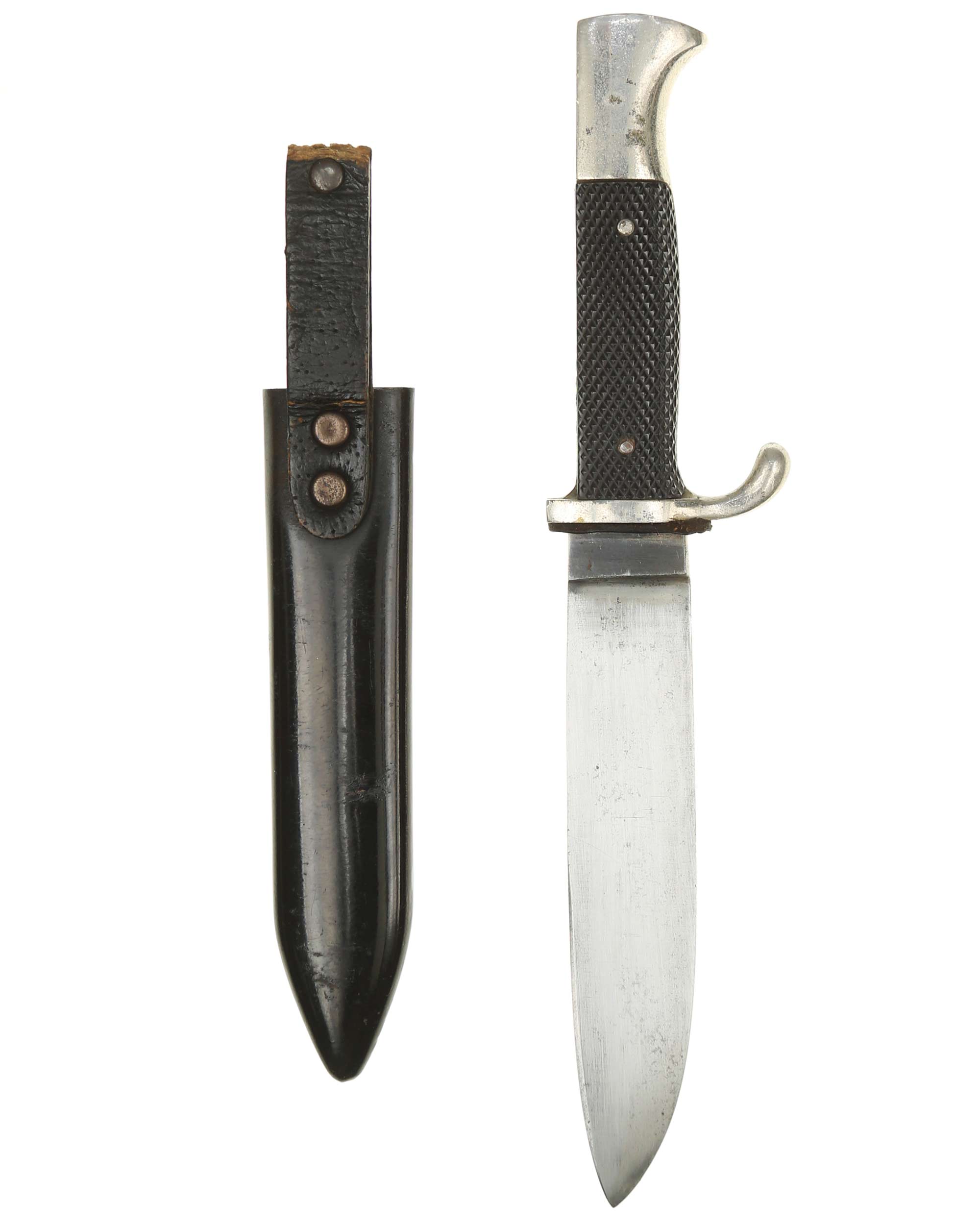HJ Fahrtenmesser – Griff mit HJ Abzeichen, angebrochener Griffschale und beschädigter Lederlasche