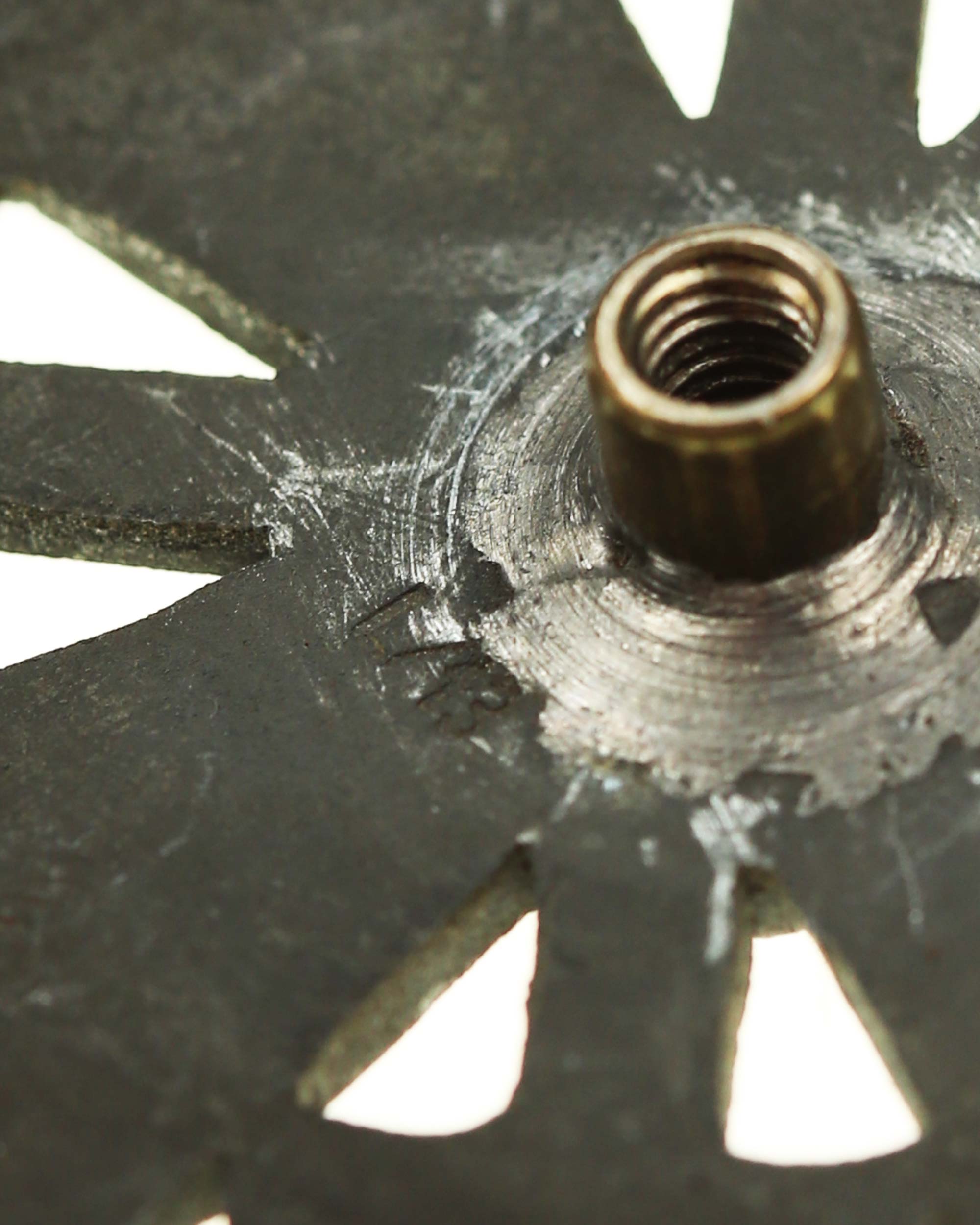 Kriegsverdienstkreuz 1. Klasse mit Schwertern – Detail der Schraubscheiben-Befestigung