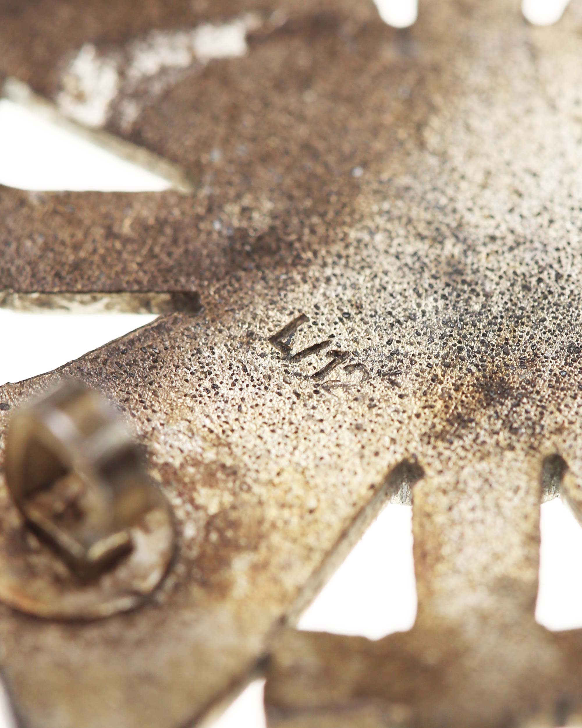 Kriegsverdienstkreuz 1939 mit Schwertern – Detail der gewölbten Buntmetallausführung