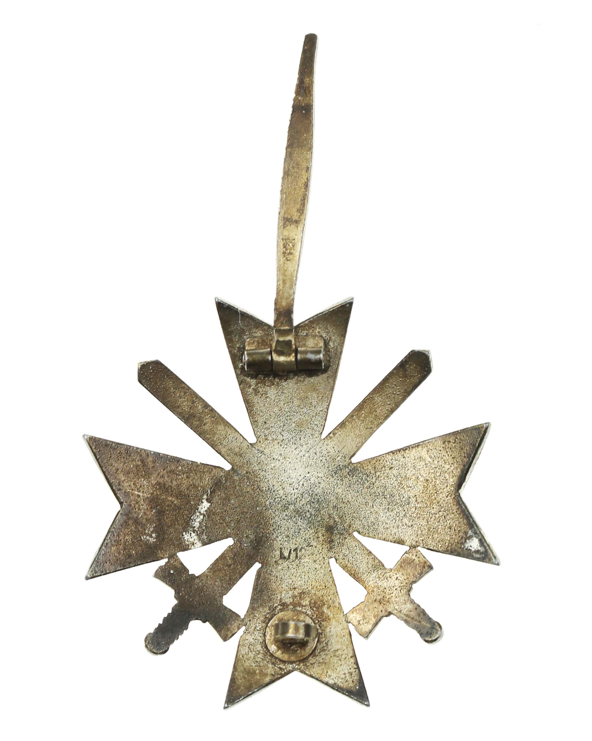 Kriegsverdienstkreuz 1. Klasse mit Schwertern – Detailansicht Rückseite und Nadel