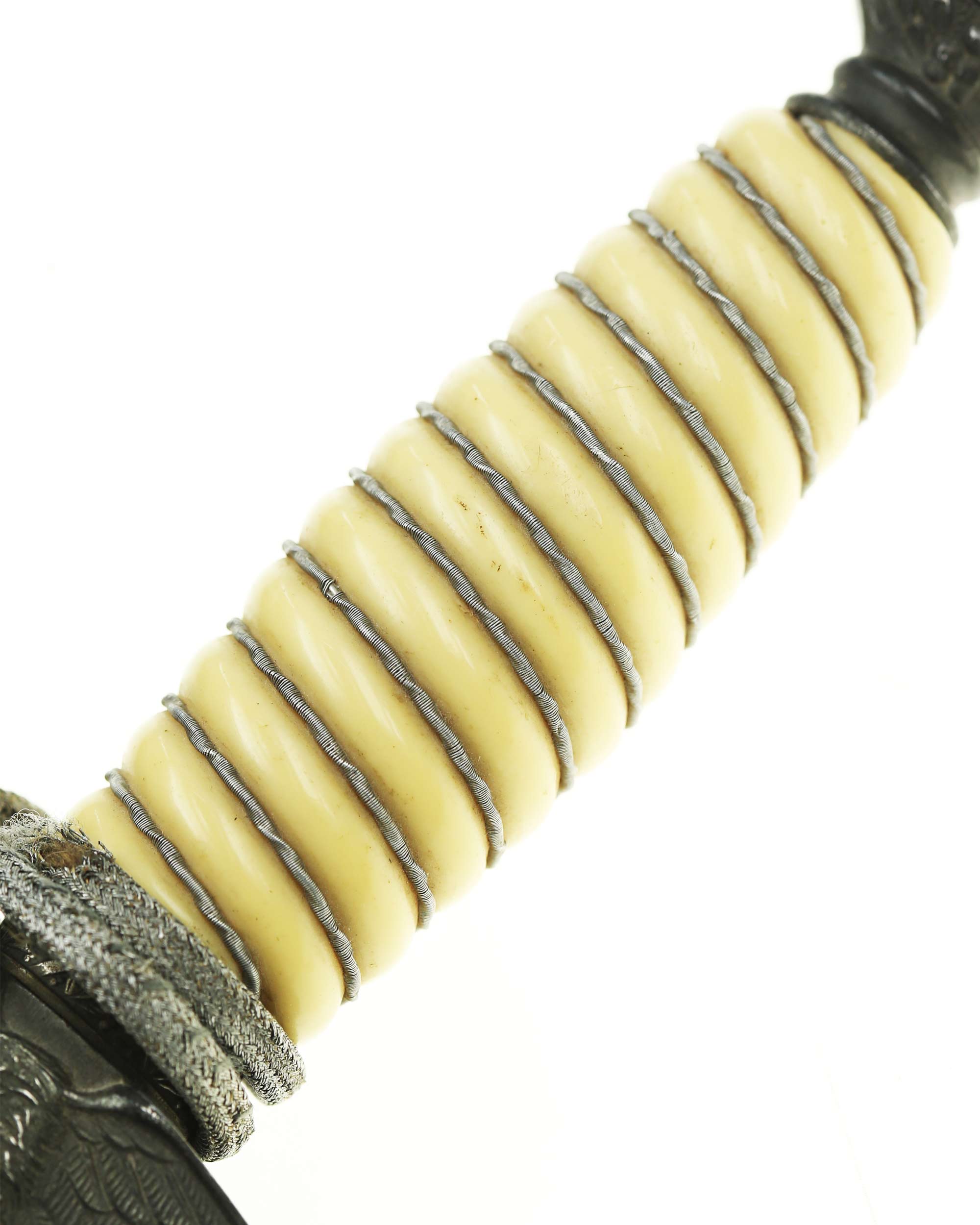 Light fluted grip with wire wrapping on Luftwaffe Officer’s Dagger M1937