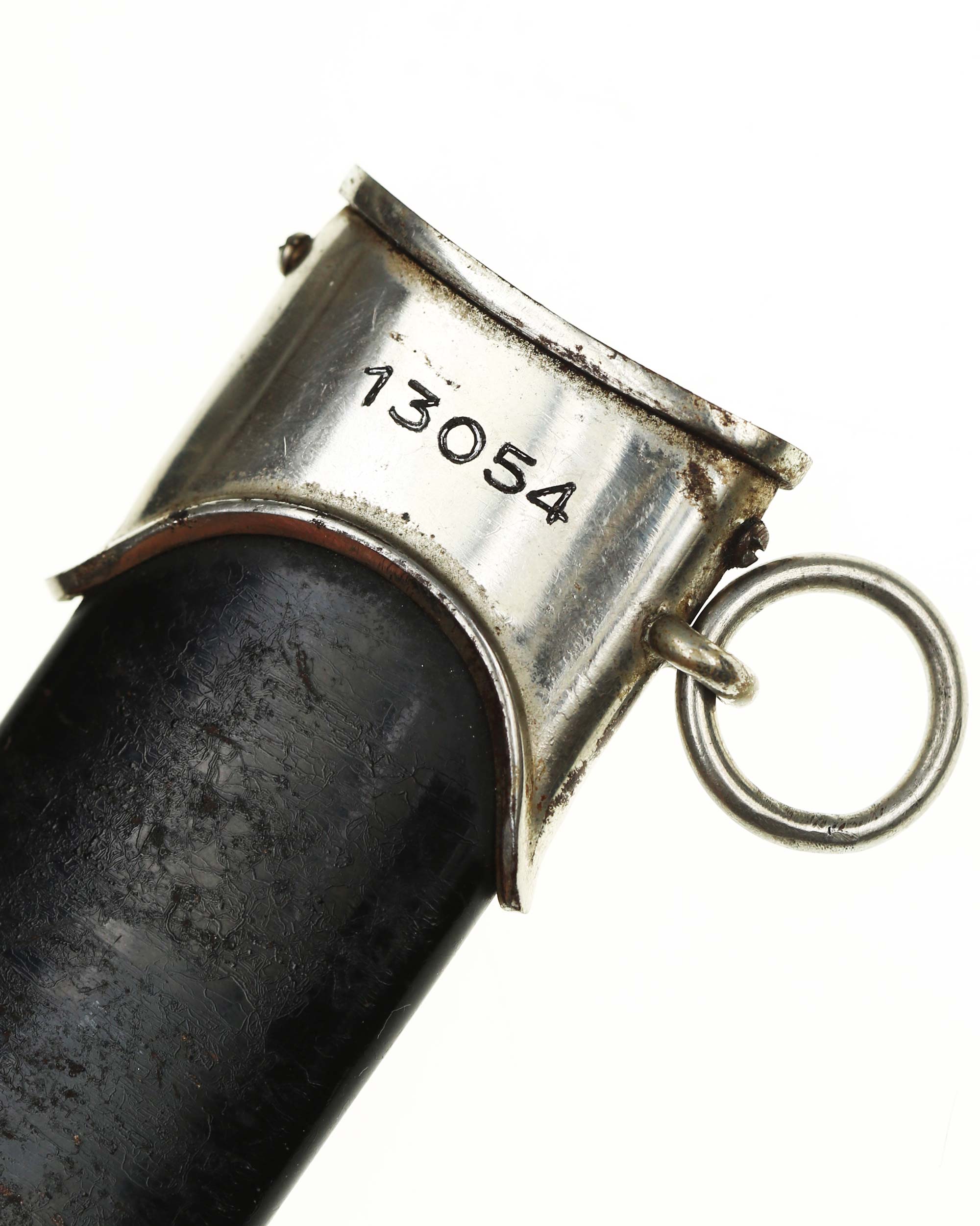 NSKK Dienstdolch Scheide mit schwarzer Lackierung, Neusilberbeschlägen und Nummer 13054