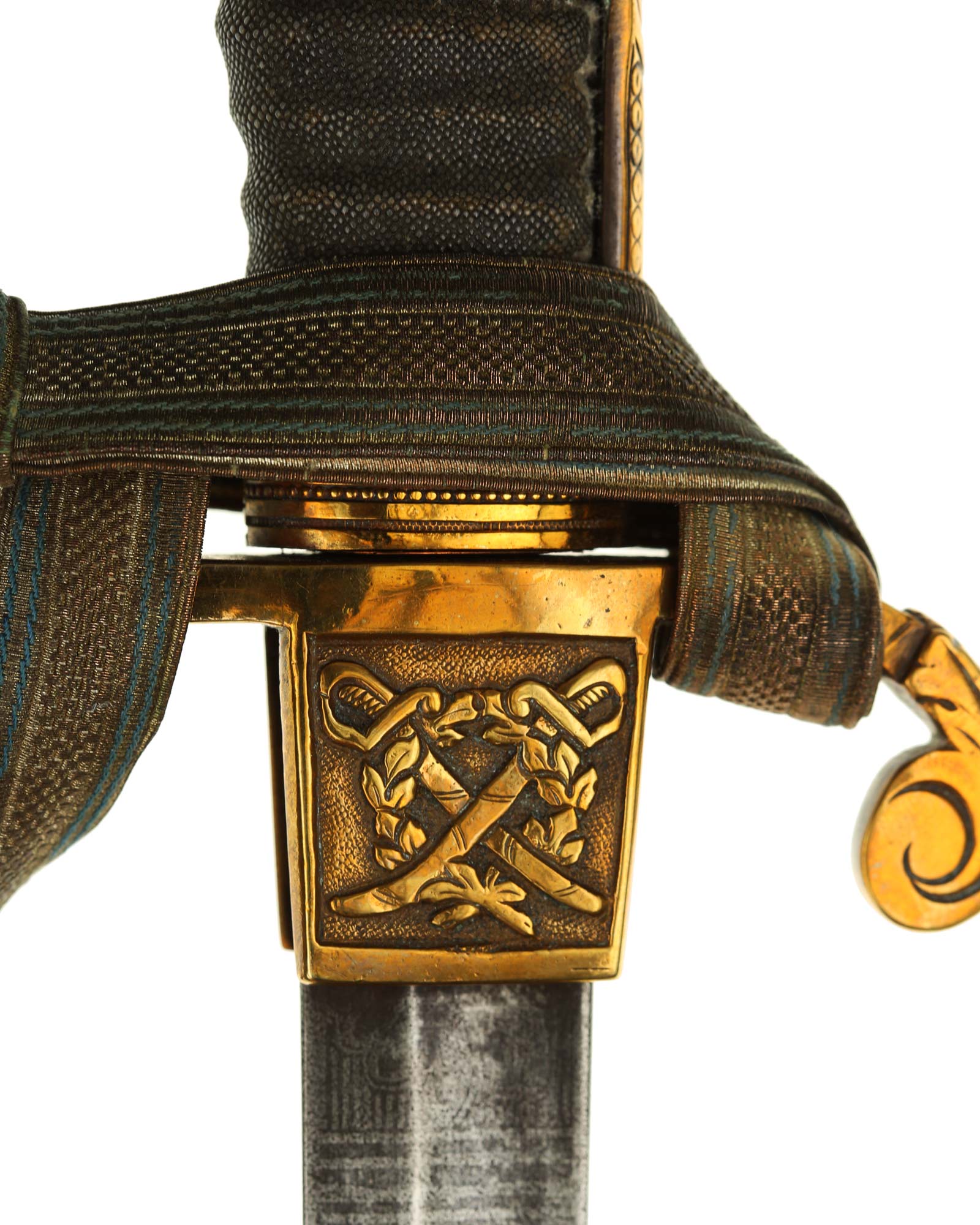 Сабля с львиной головой – втулка рукояти и проволочная обмотка