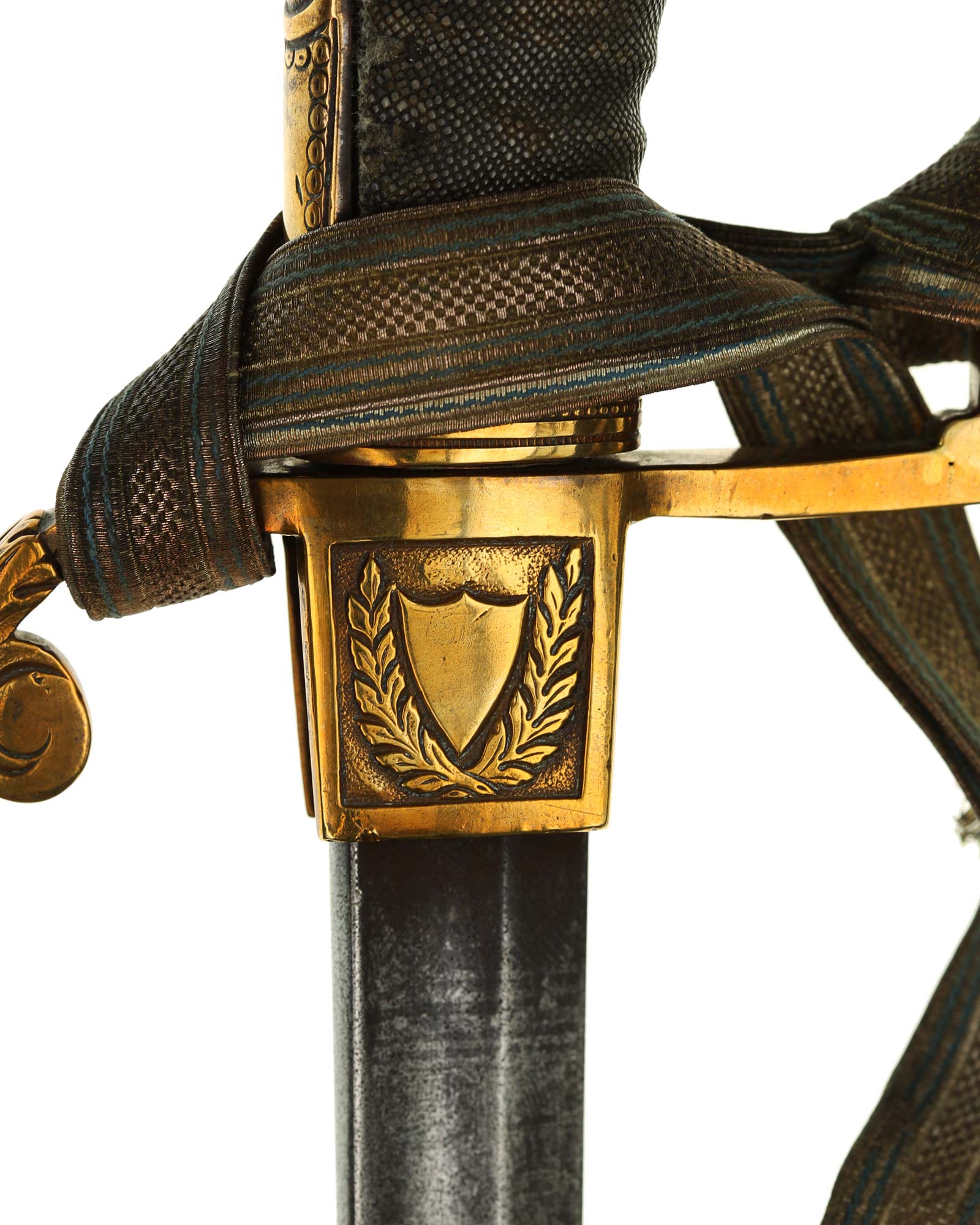 Рукоять-львиная голова – тыльная планка, уши и навершие