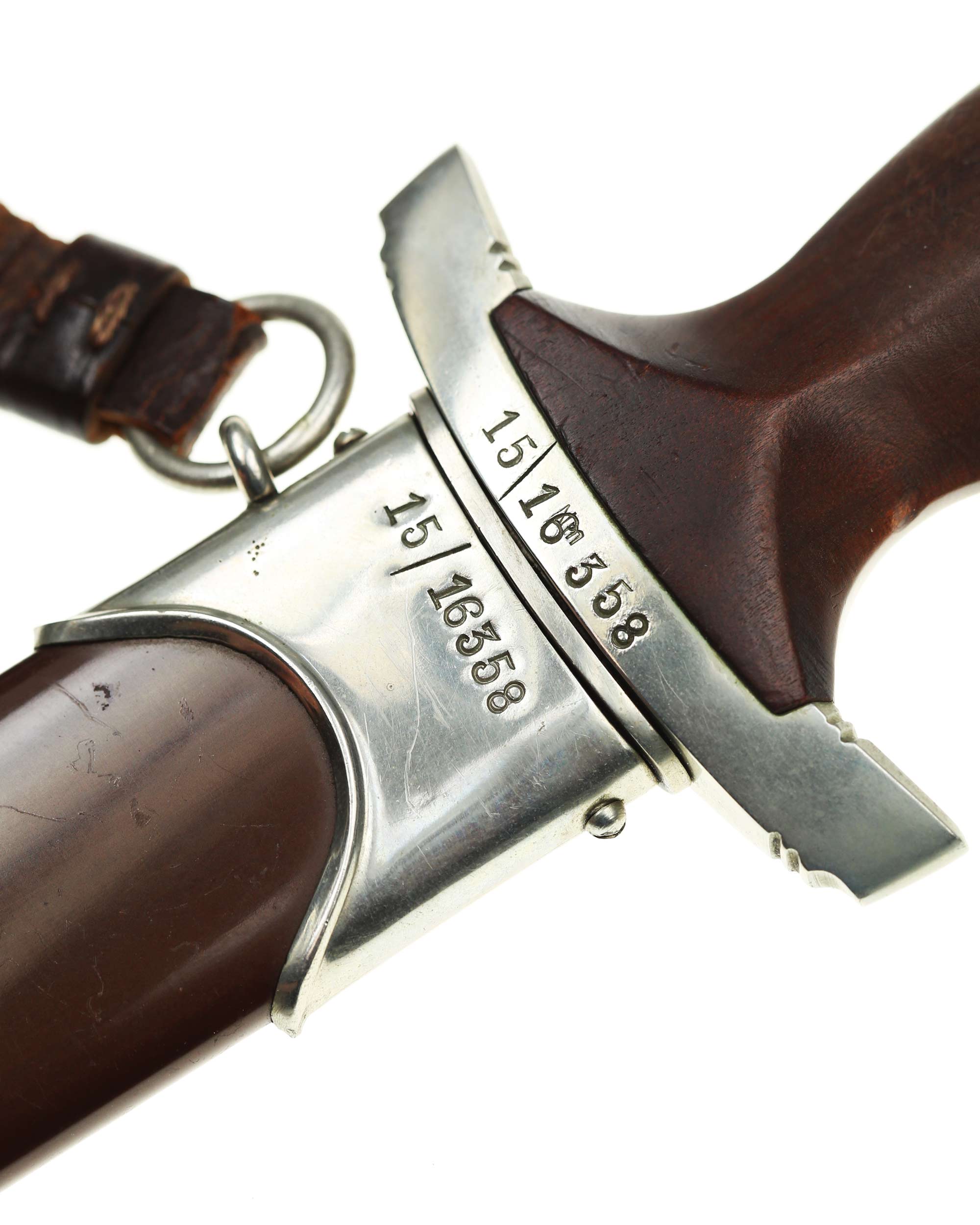 Кинжал СА — ножны с коричневым воронением и ранним кожаным подвесом СА