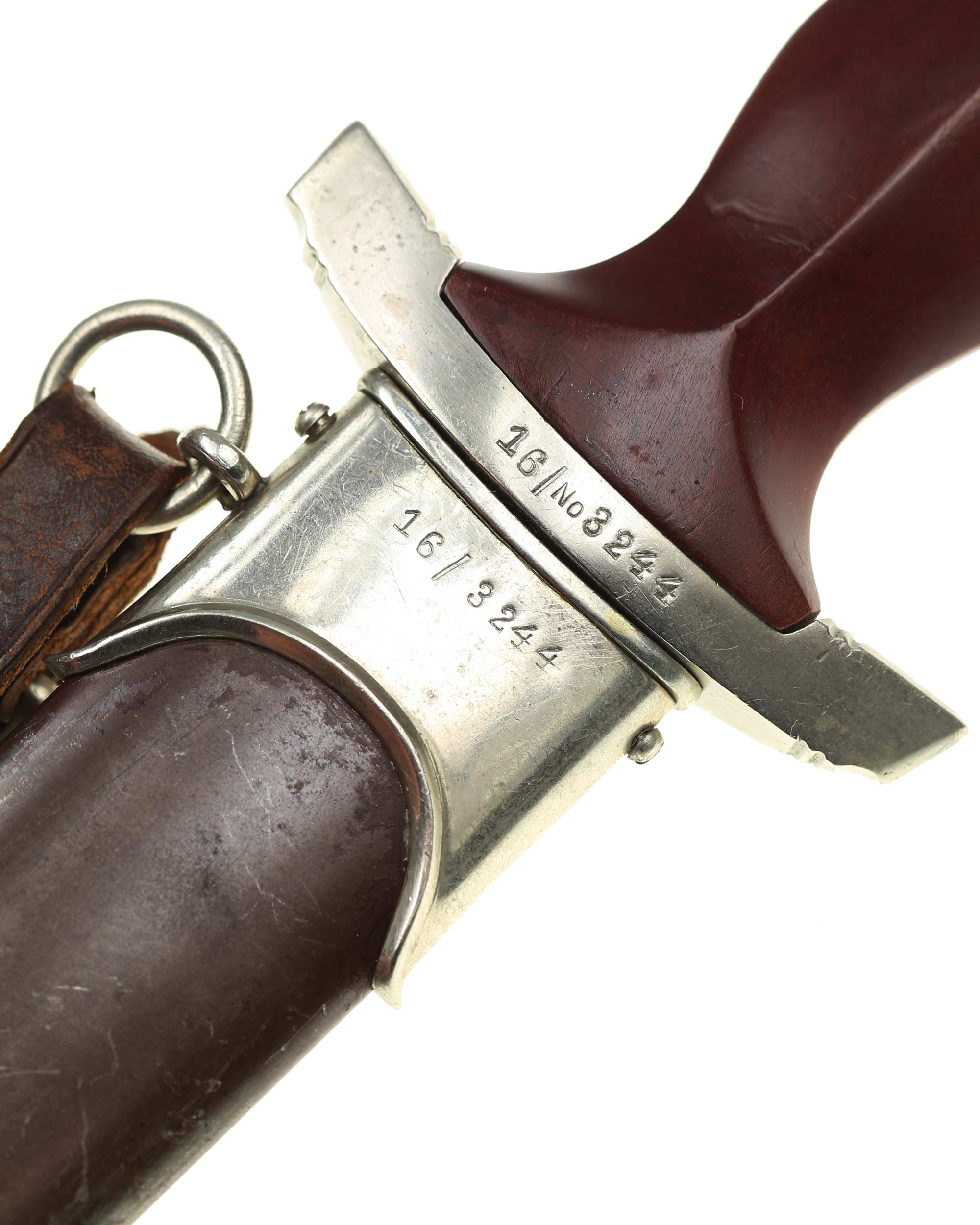 SA Dolch – braun brünierte Scheide mit frühem SA-Ledergehänge und Beschlägen