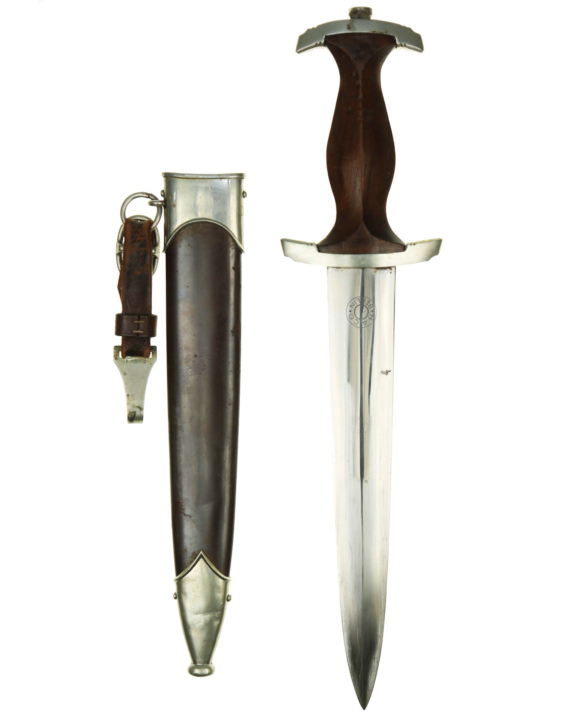 Кинжал СА — рукоять с никелевым орлом, эмалированным знаком СА и штампом группы B Berlin