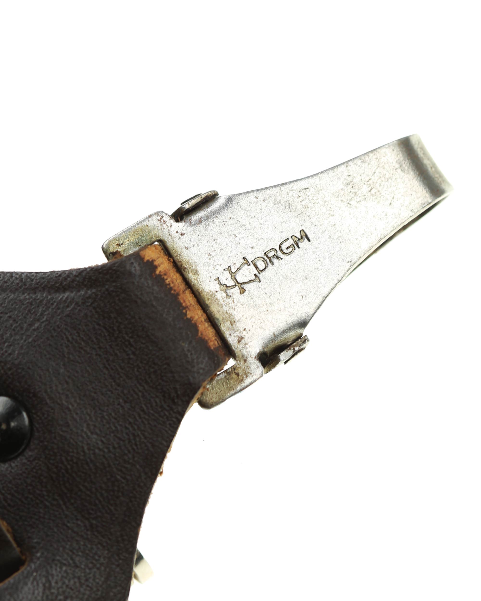 SA vertical hanger in brown leather, Assmann DRGM snap clip