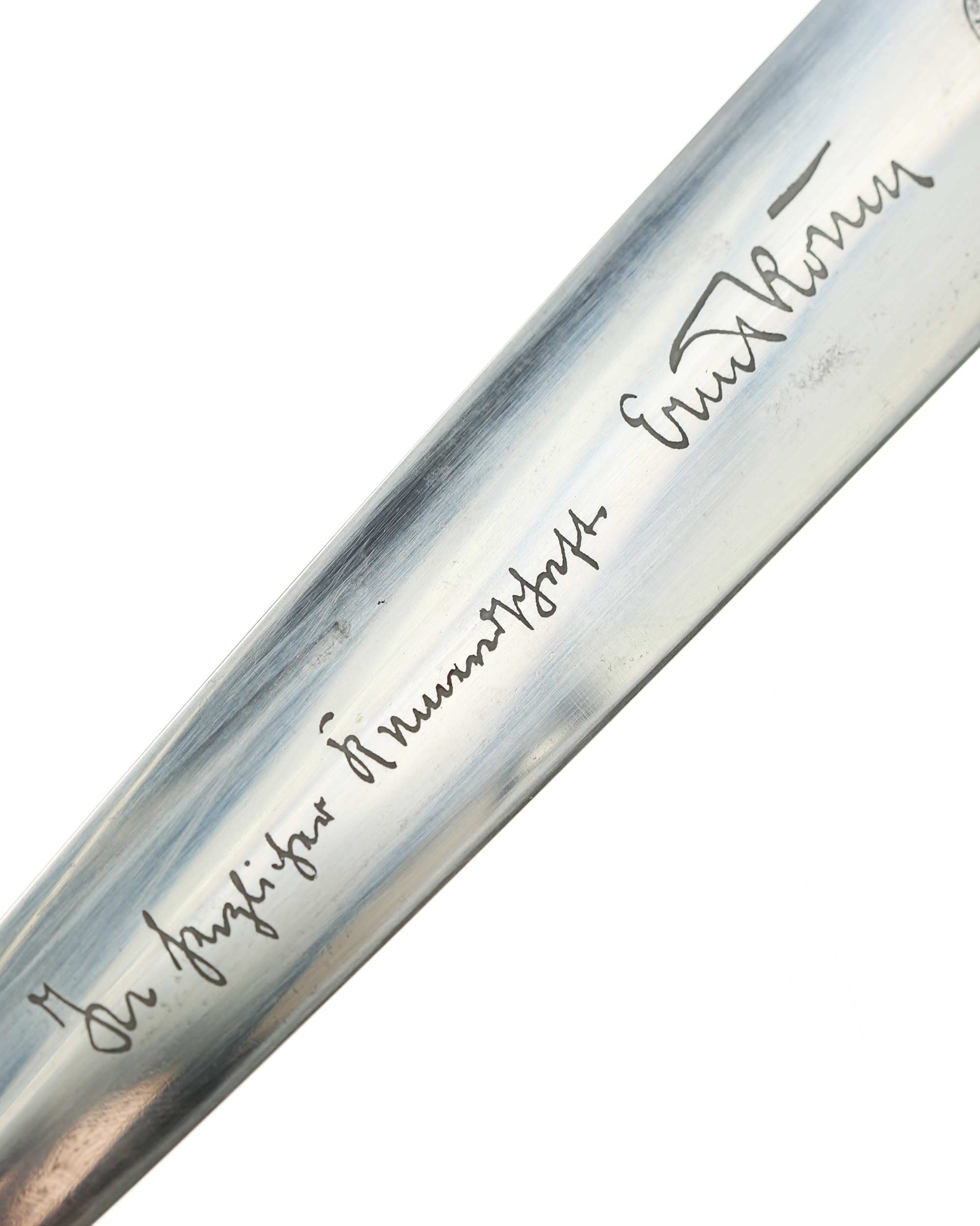 SA Ehrendolch – Klingenrückseite mit vollständiger Widmung In herzlicher Kameradschaft Ernst Röhm und Herstellerlogo