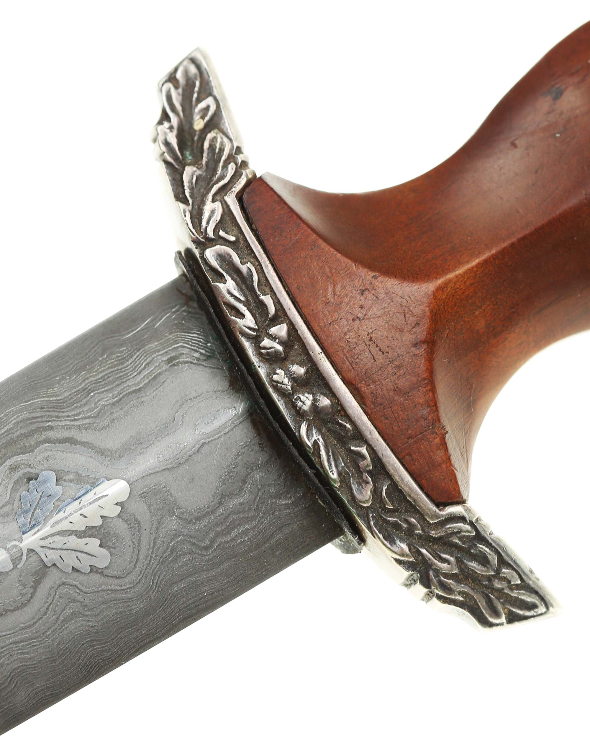 SA Ehrendolch – Detail der Damastklinge und Klingenangelmarkierung P und D Nummer 2