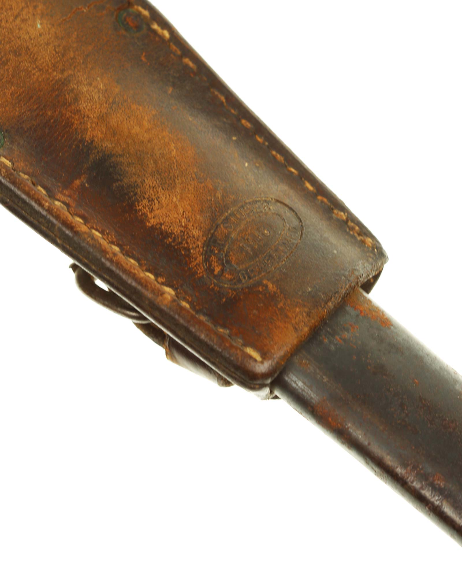 Schweizer Seitengewehr 1889/18 – Gesamtansicht mit Scheide und Koppelschuh