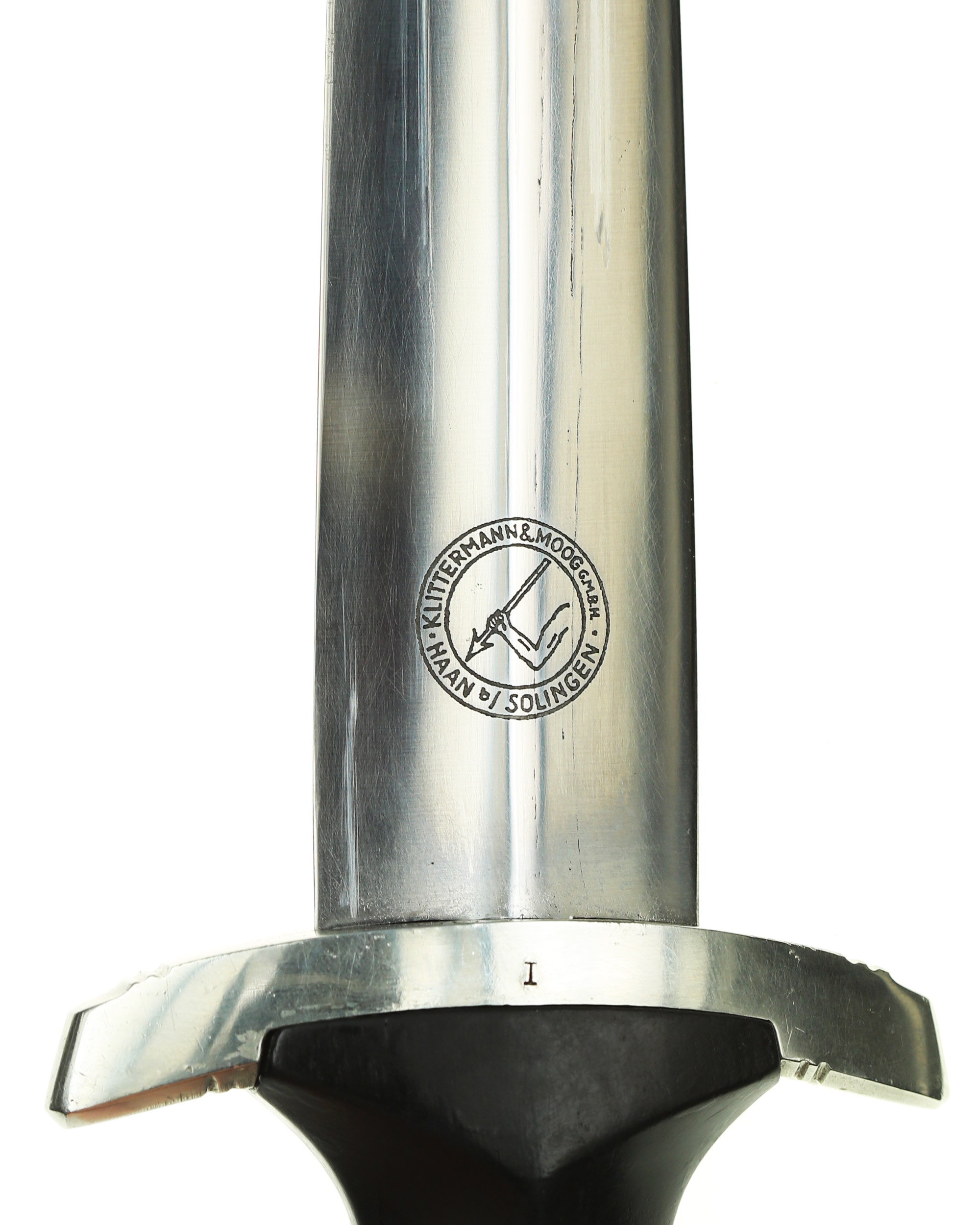 SS dagger – lower crossguard with Roman numeral I and membership number 367367